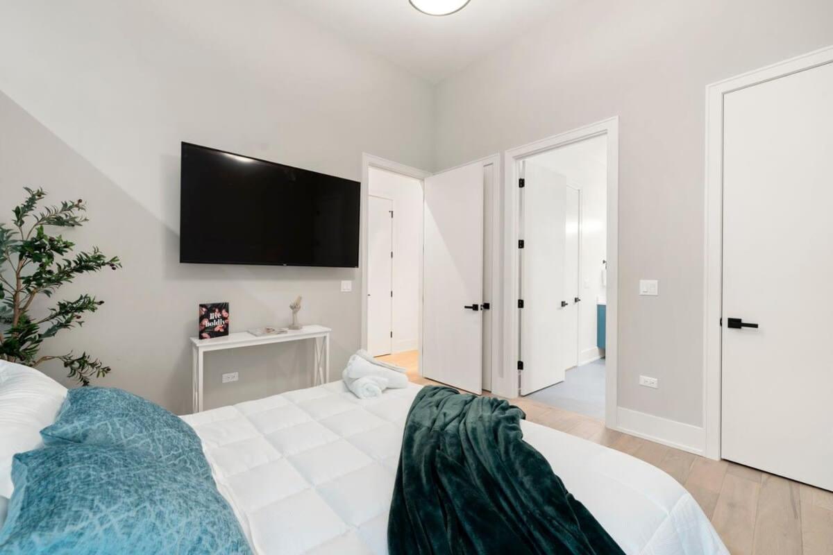 Chic River North 2br 2ba With Private Balcony Apartment Chicago