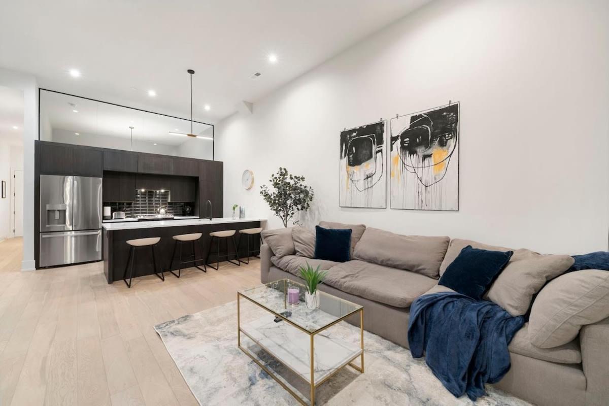 Chic River North 2br 2ba With Private Balcony