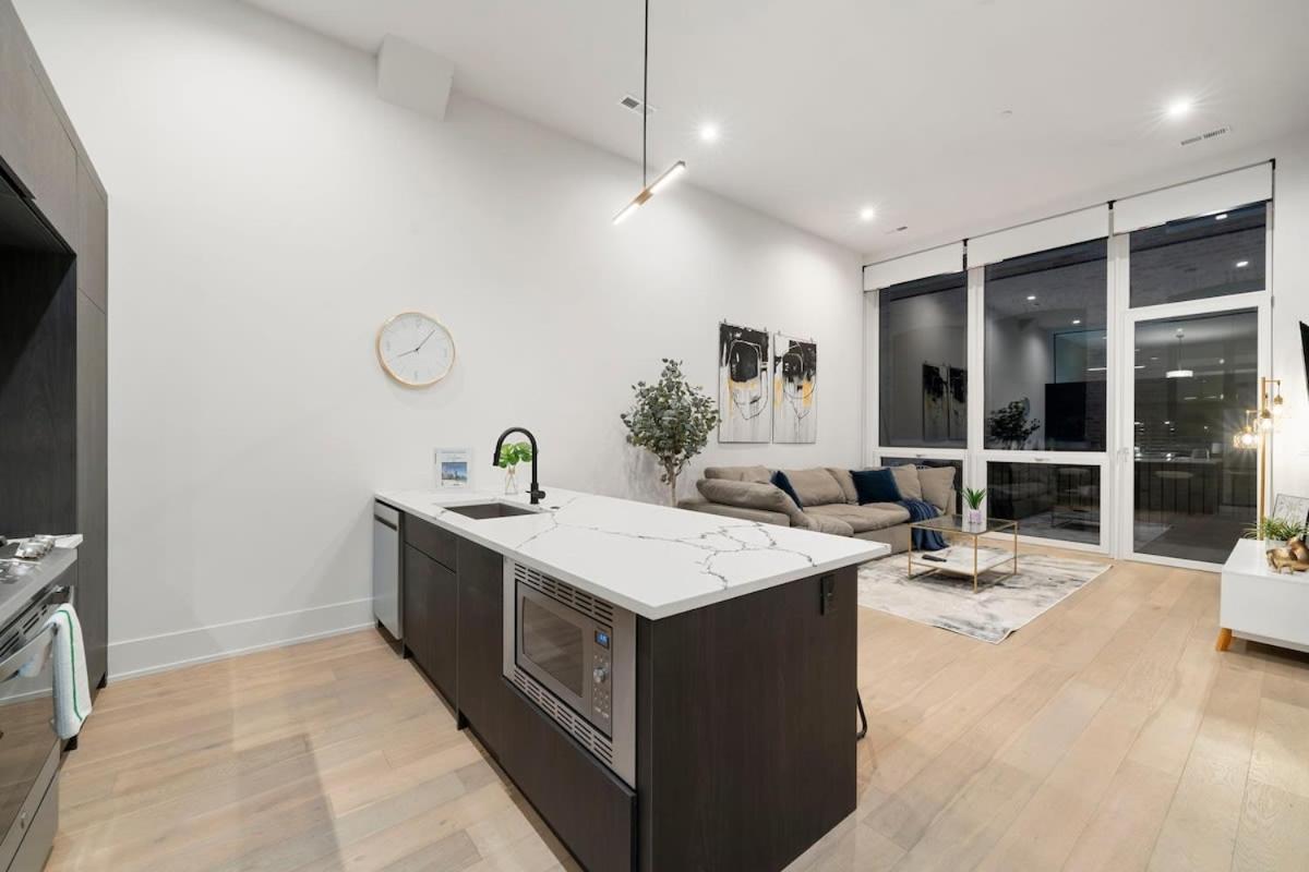 Chic River North 2br 2ba With Private Balcony Apartment