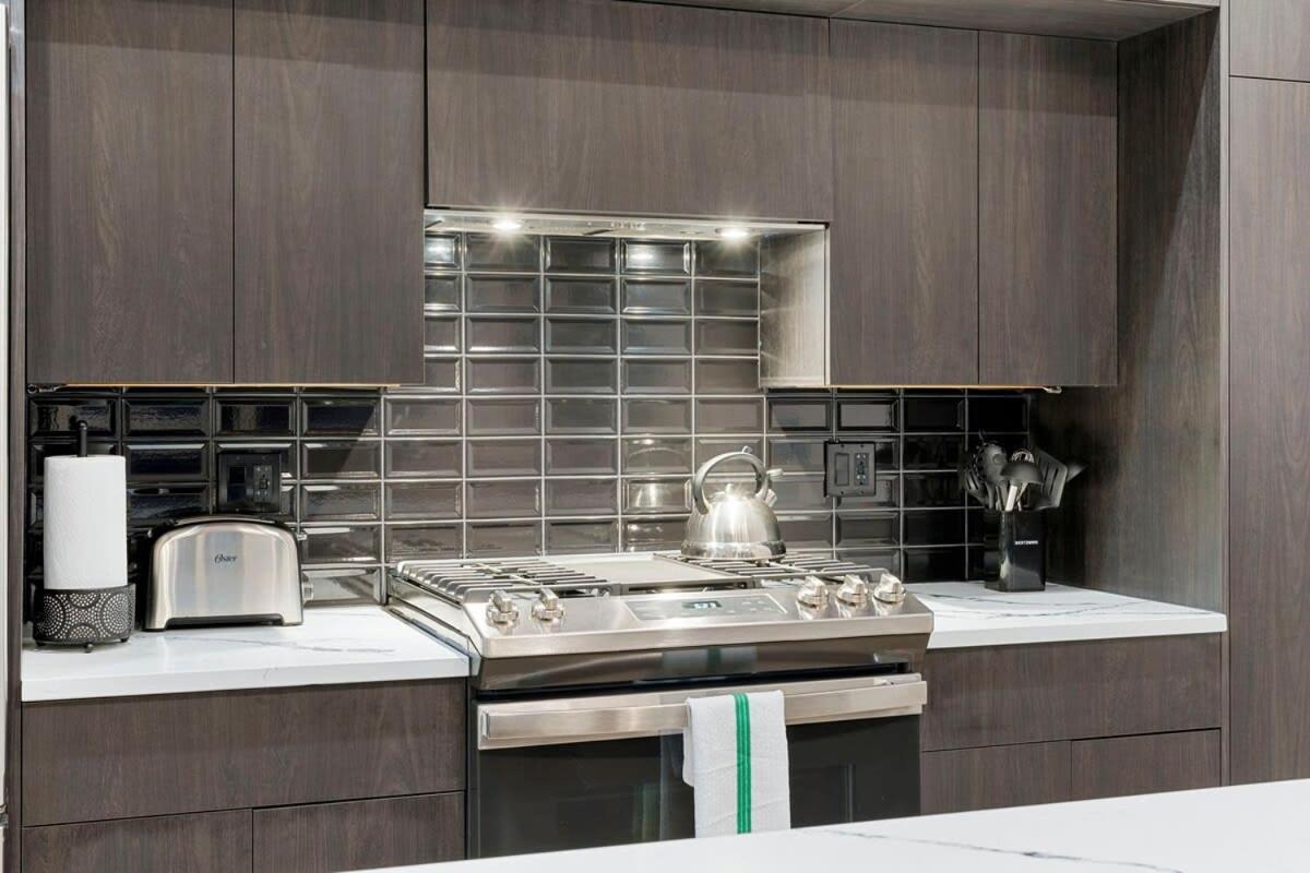Chic River North 2br 2ba With Private Balcony *