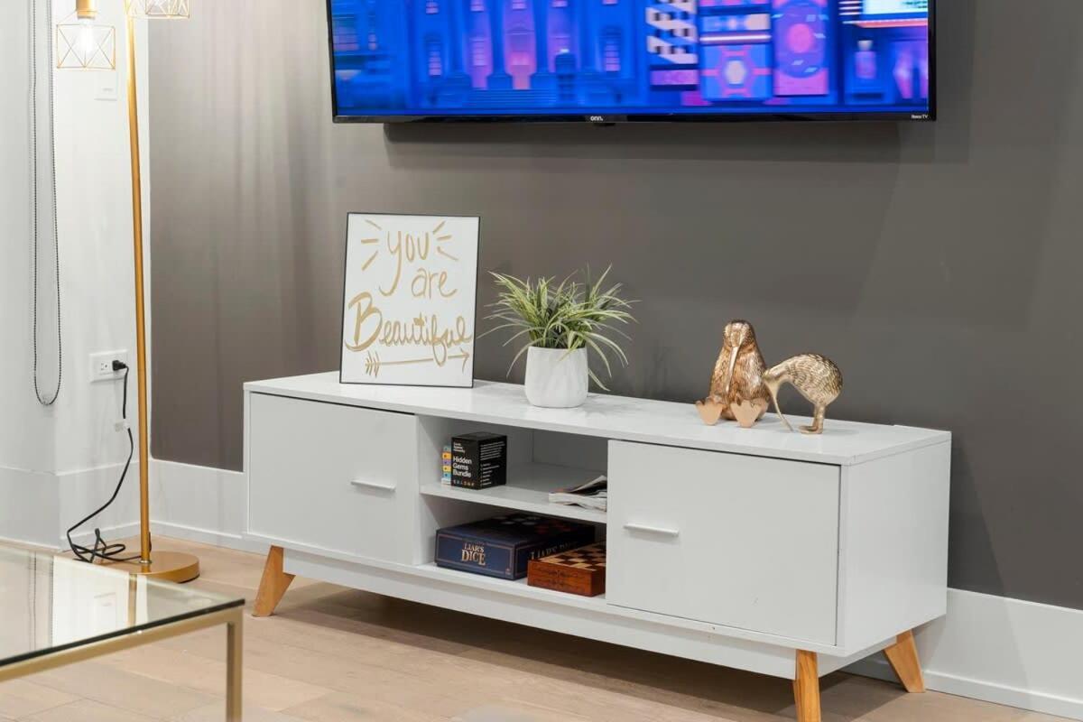 Chic River North 2br 2ba With Private Balcony