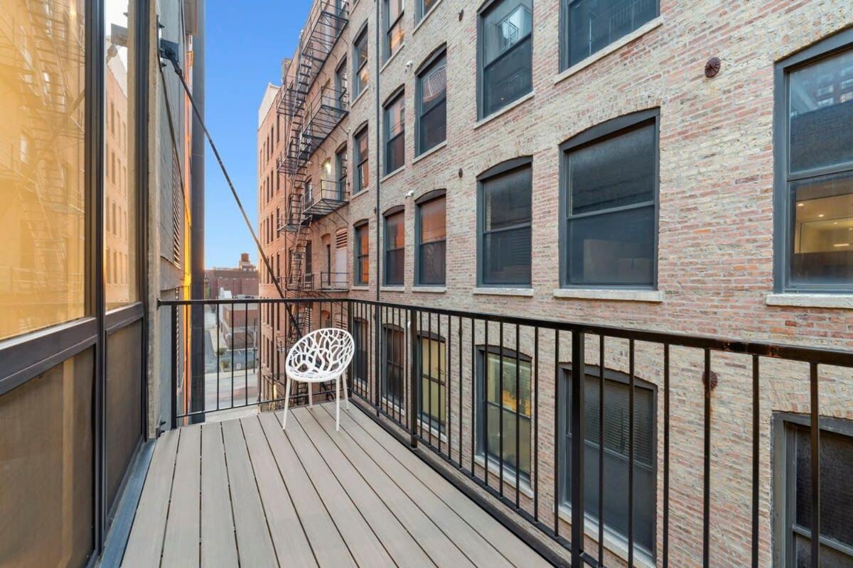 Apartment Chic River North 2br 2ba With Private Balcony *