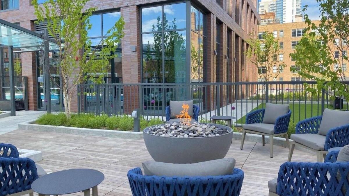 3br Elegant Glass Penthouse Pool With Deck & Gym Apartment *
