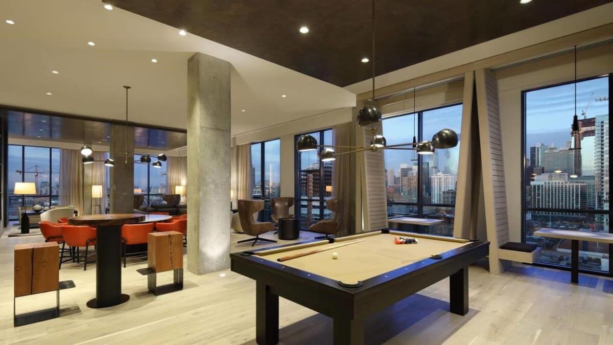 3br Elegant Glass Penthouse Pool With Deck & Gym Apartment Chicago