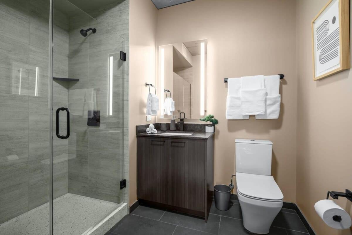3br Elegant Glass Penthouse Pool With Deck & Gym Chicago