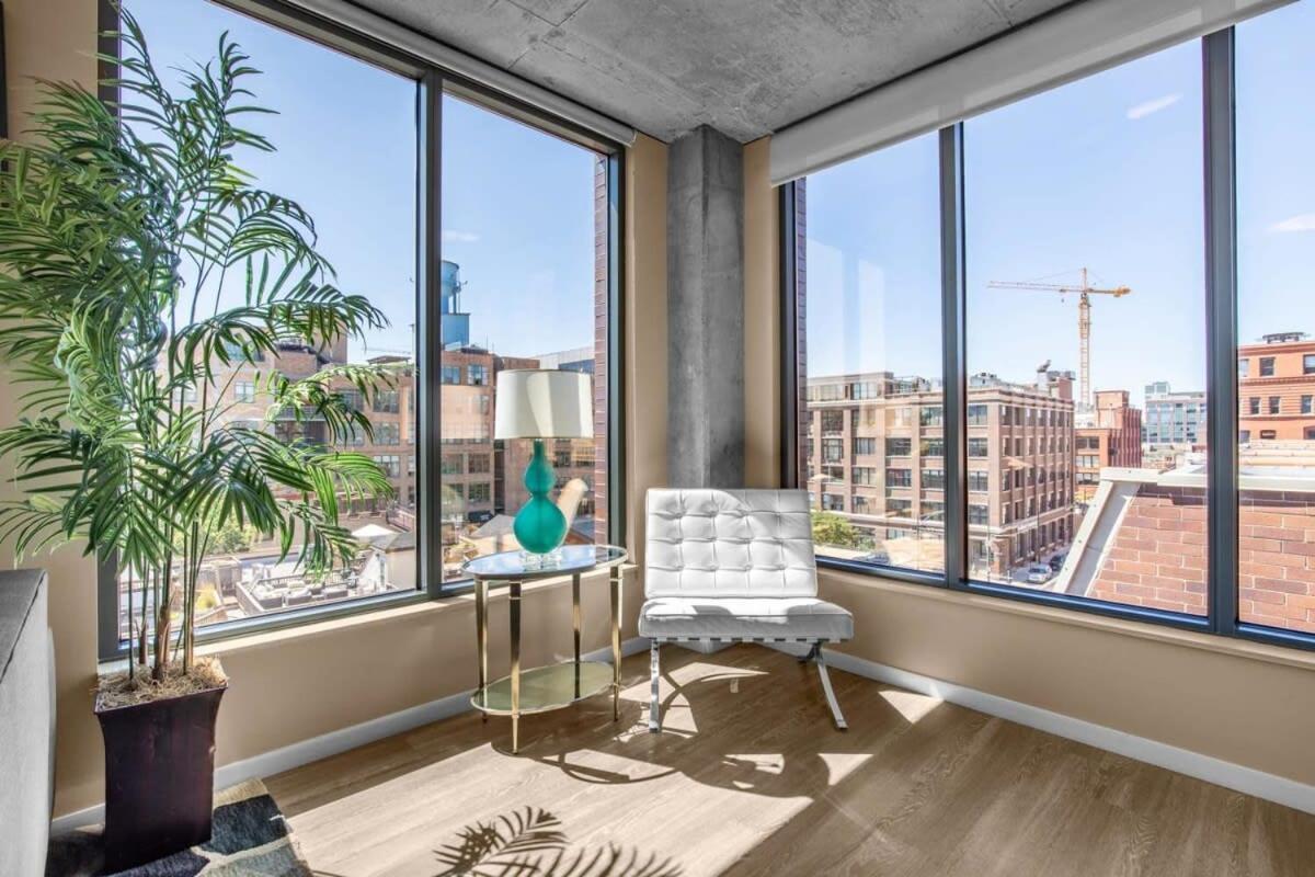 Apartment 3br Elegant Glass Penthouse Pool With Deck & Gym *