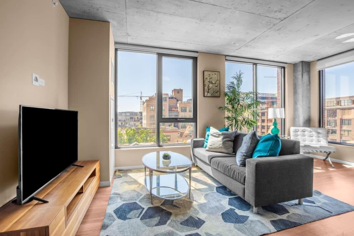 Apartment 3br Elegant Glass Penthouse Pool With Deck & Gym Chicago
