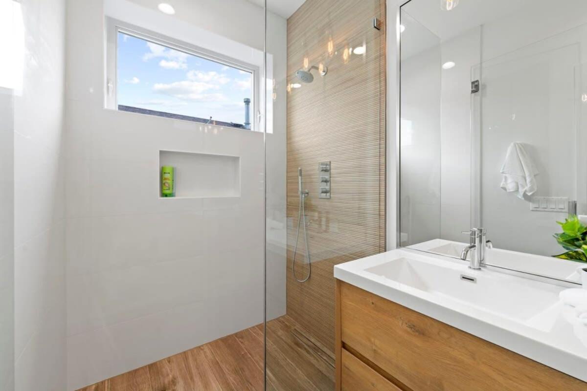Apartment 3 Bdr Astonishing New Steps From United Center