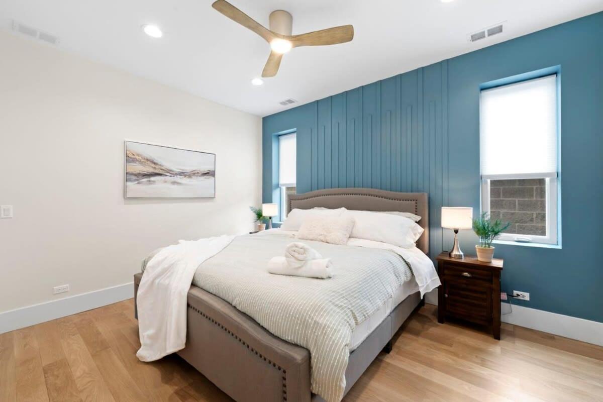 3 Bdr Astonishing New Steps From United Center Chicago