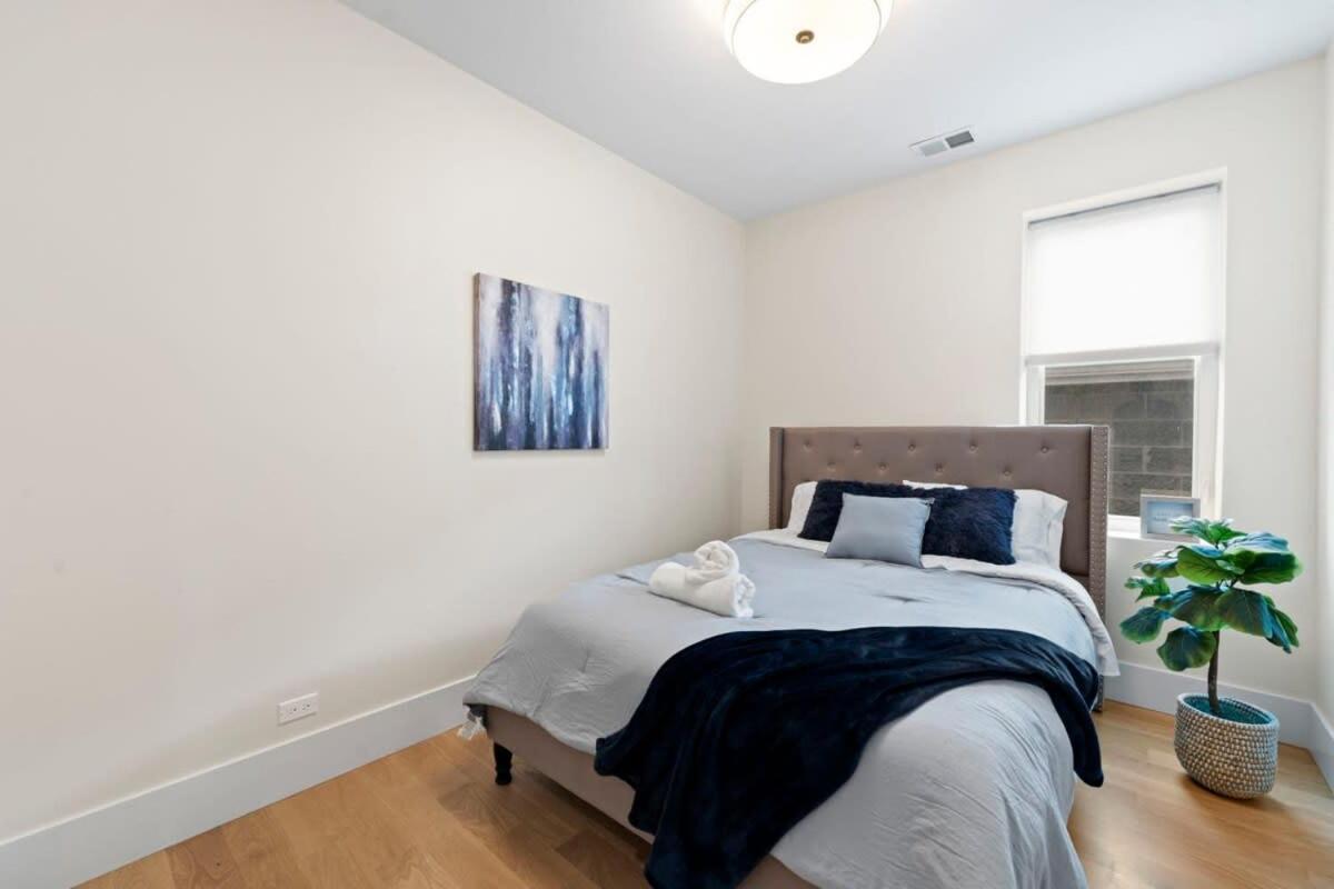 Apartment 3 Bdr Astonishing New Steps From United Center *