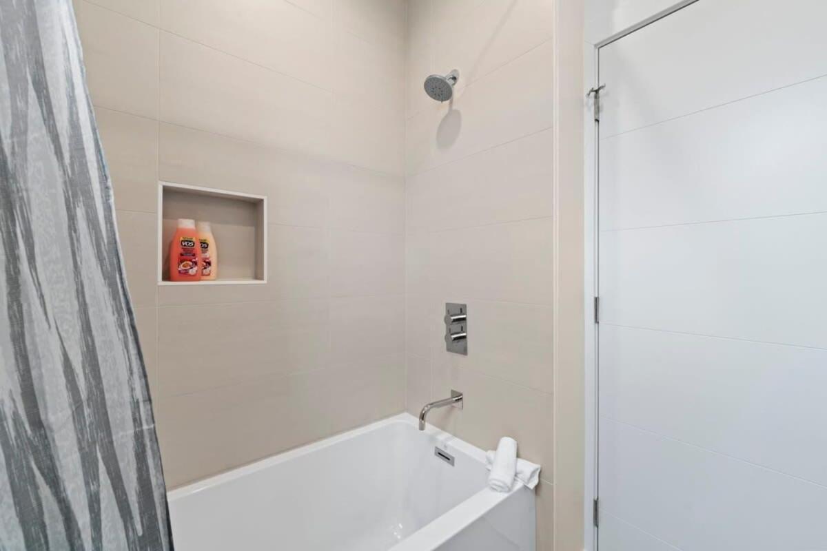 3 Bdr Astonishing New Steps From United Center Chicago