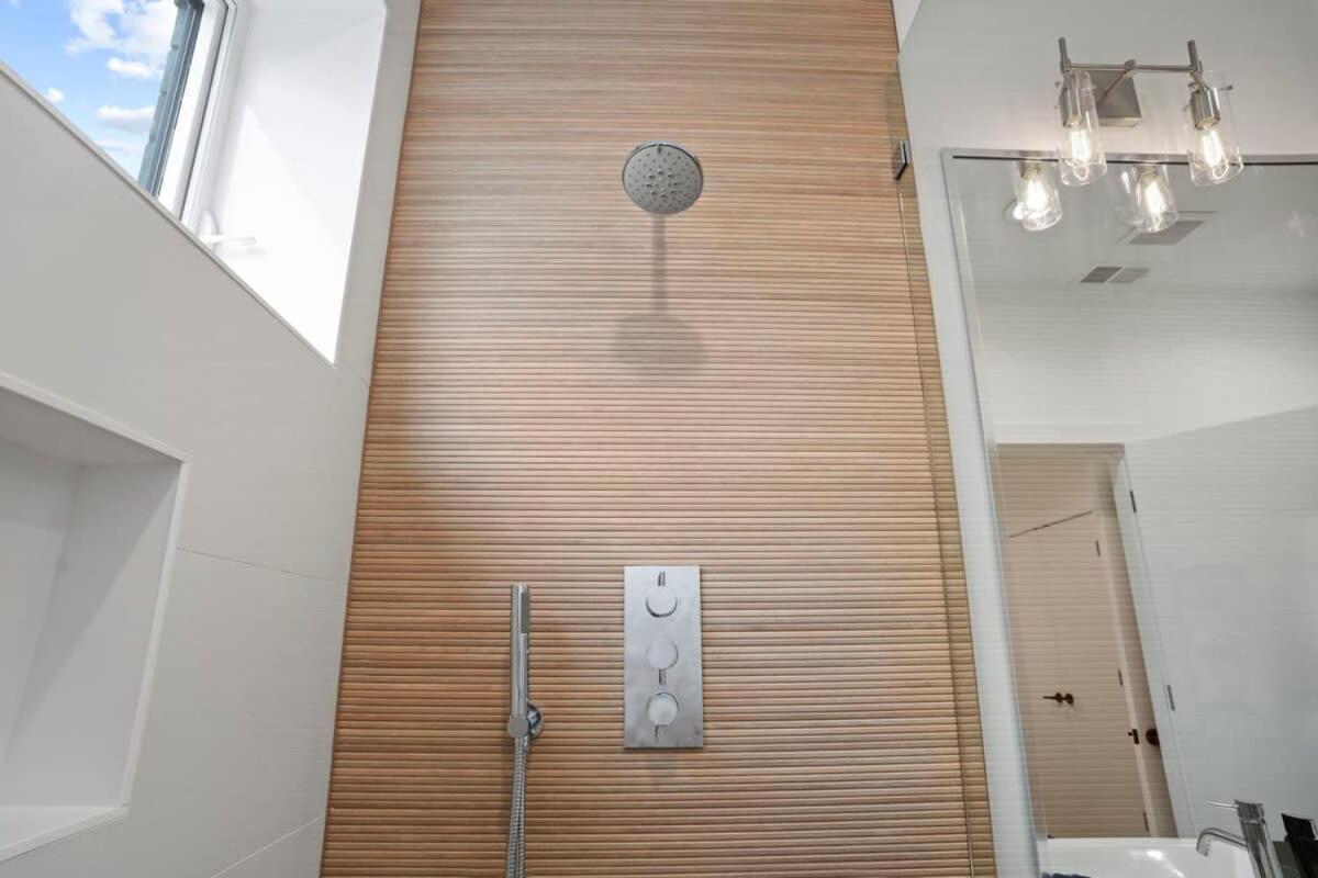 3 Bdr Astonishing New Steps From United Center Chicago