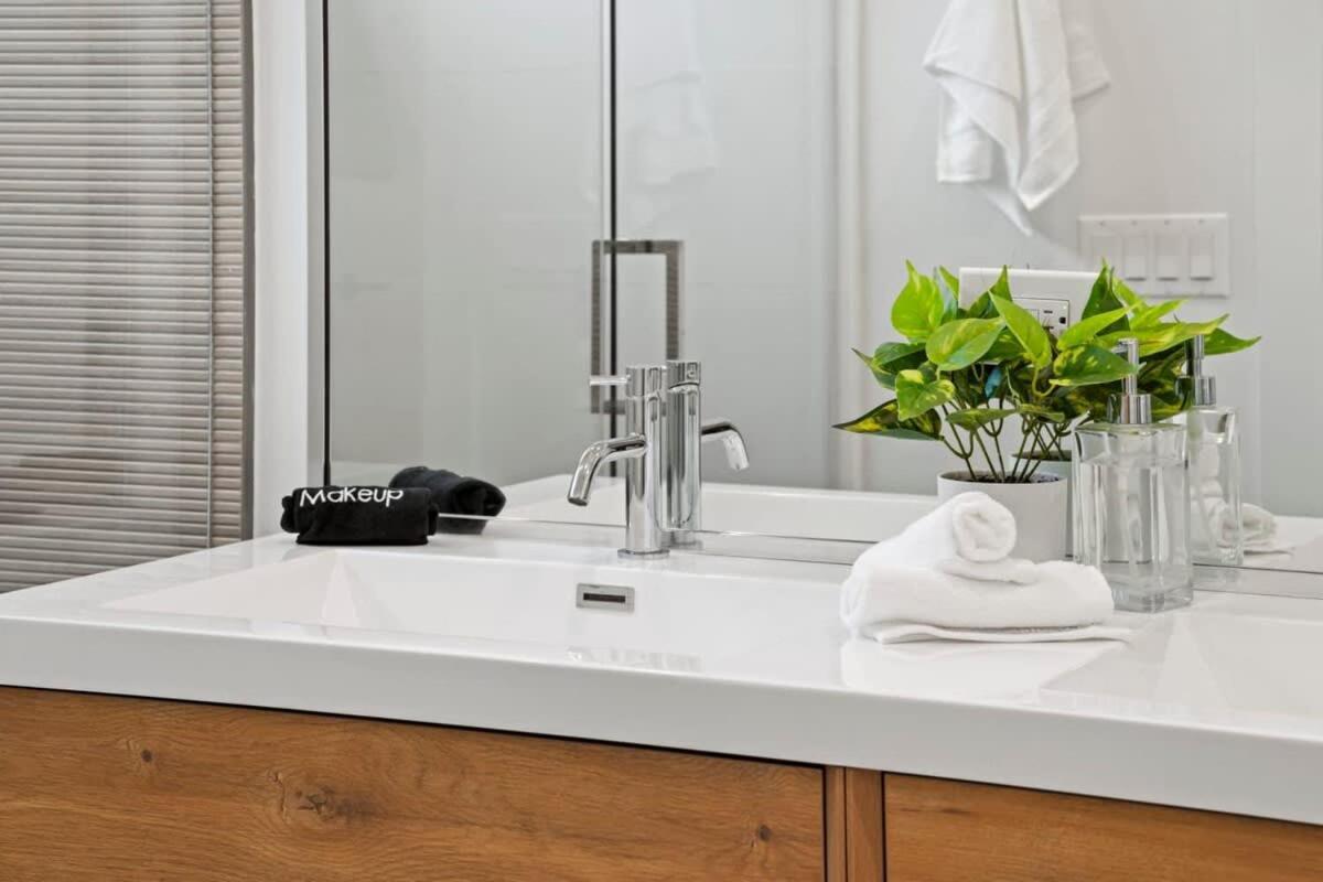 Apartment 3 Bdr Astonishing New Steps From United Center *