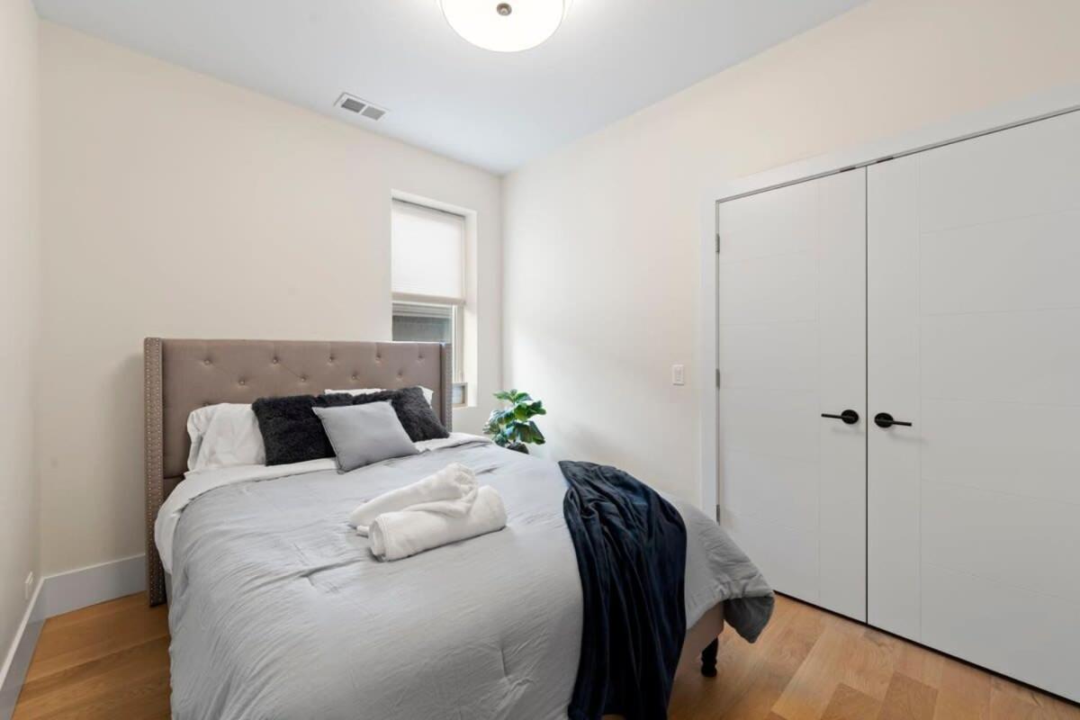 3 Bdr Astonishing New Steps From United Center Chicago