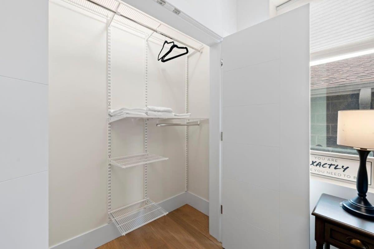 Apartment 3 Bdr Astonishing New Steps From United Center *