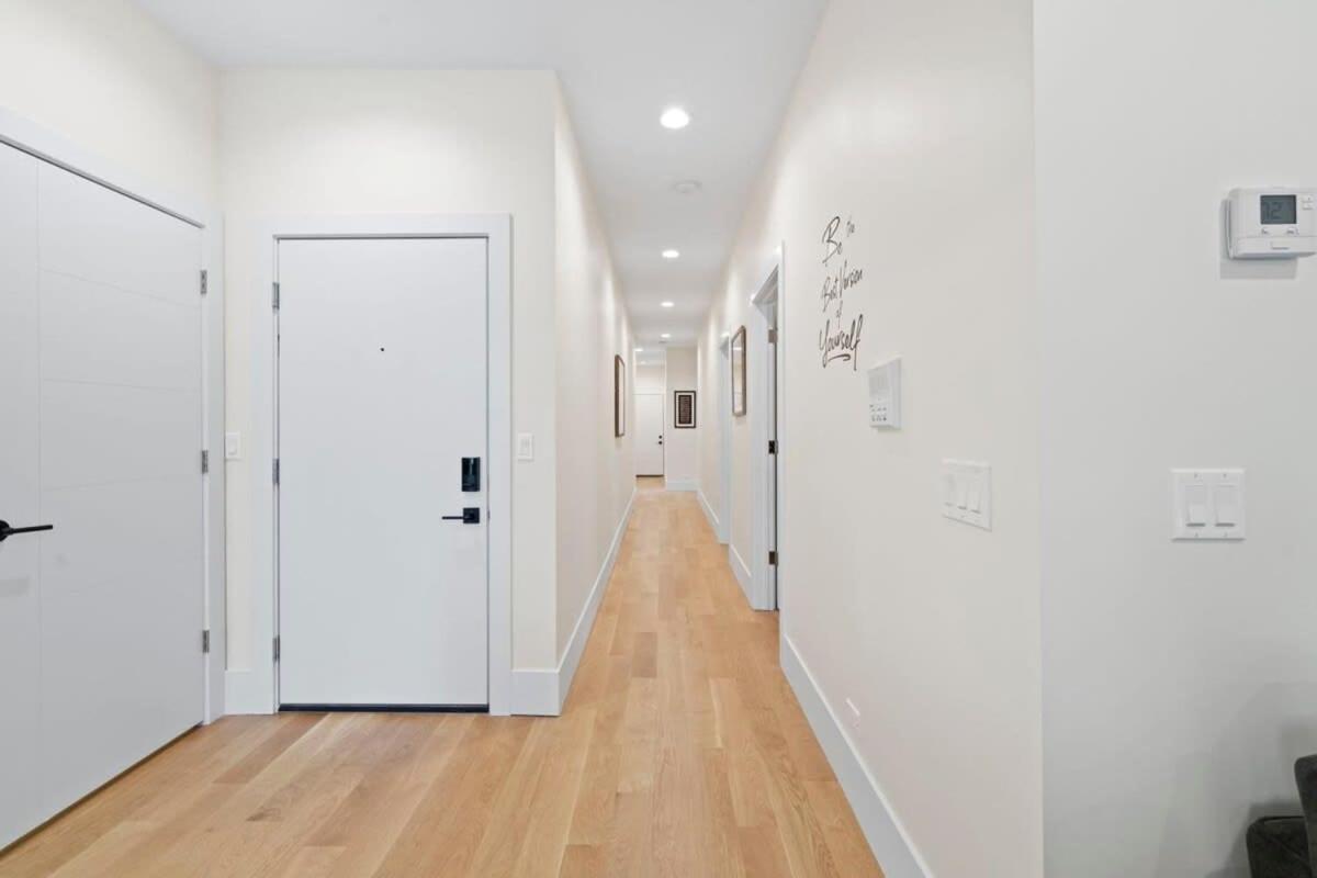 3 Bdr Astonishing New Steps From United Center Chicago