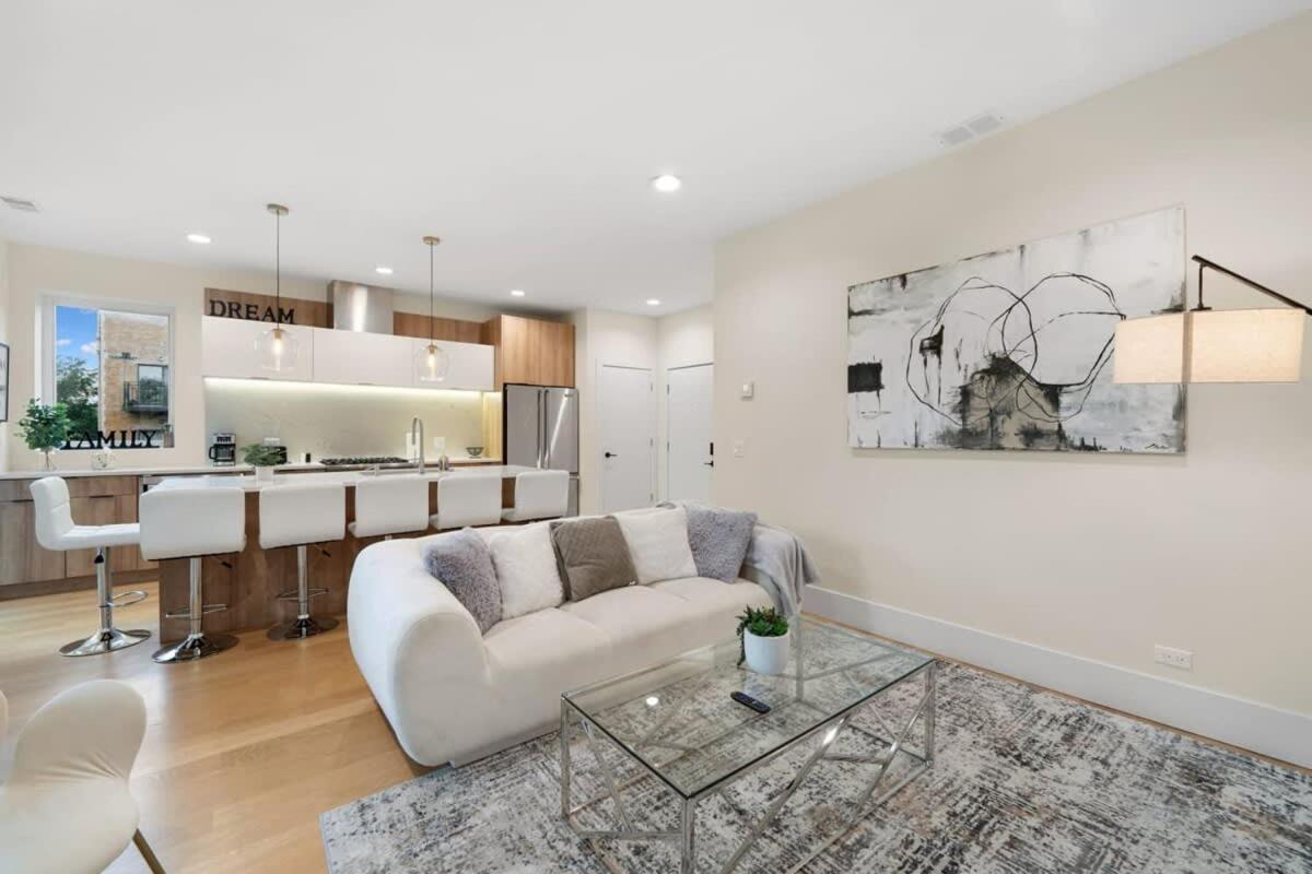 Apartment 3 Bdr Astonishing New Steps From United Center *