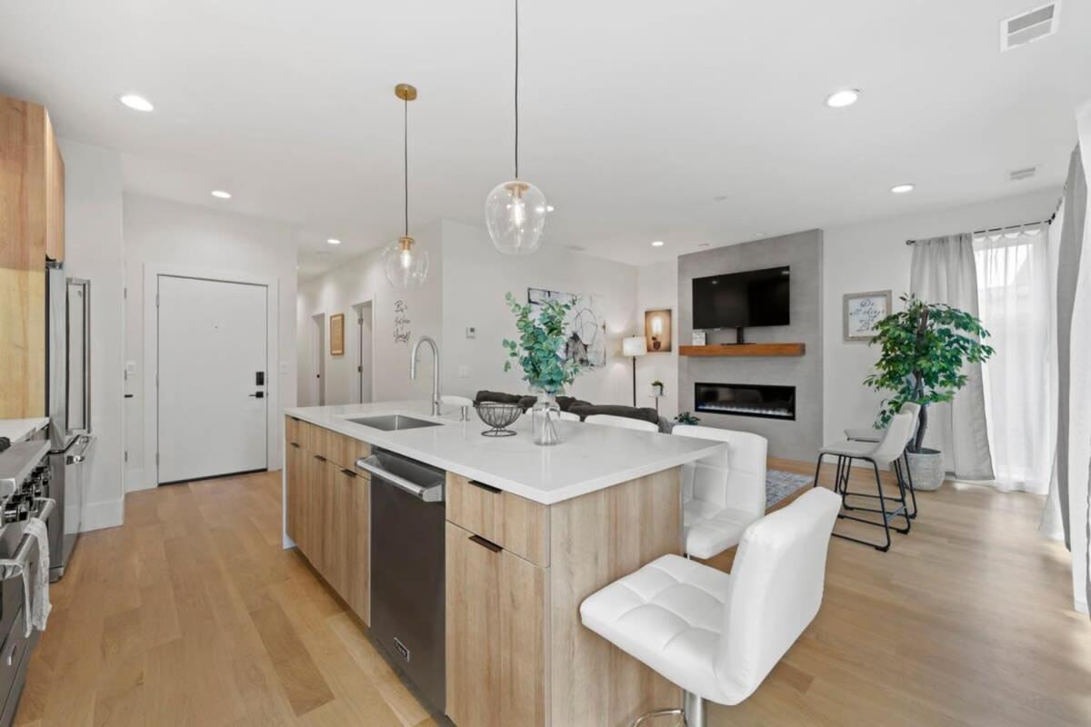 Apartment 3 Bdr Astonishing New Steps From United Center