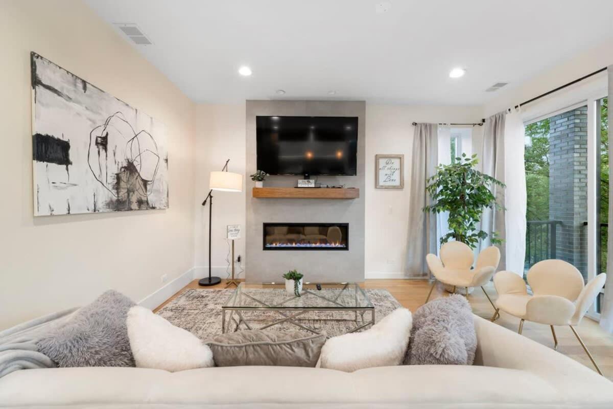 Apartment 3 Bdr Astonishing New Steps From United Center *