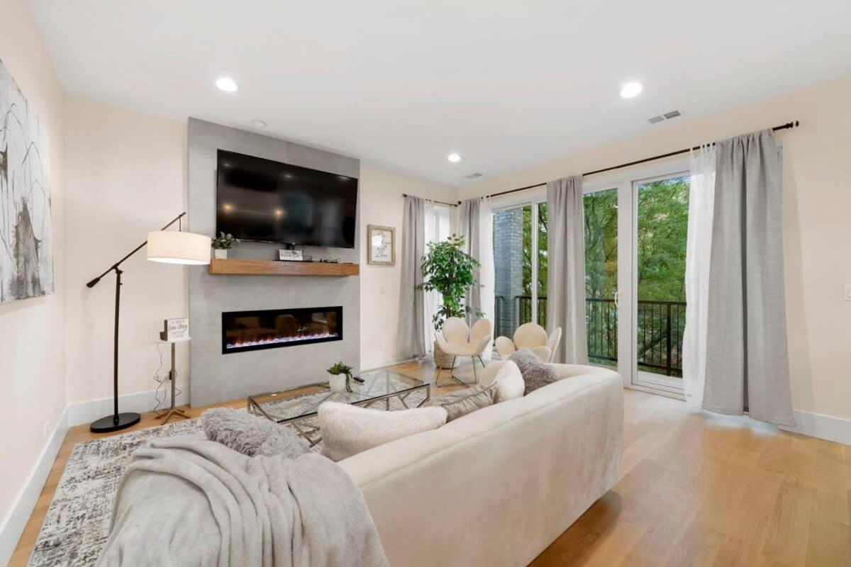 3 Bdr Astonishing New Steps From United Center Chicago