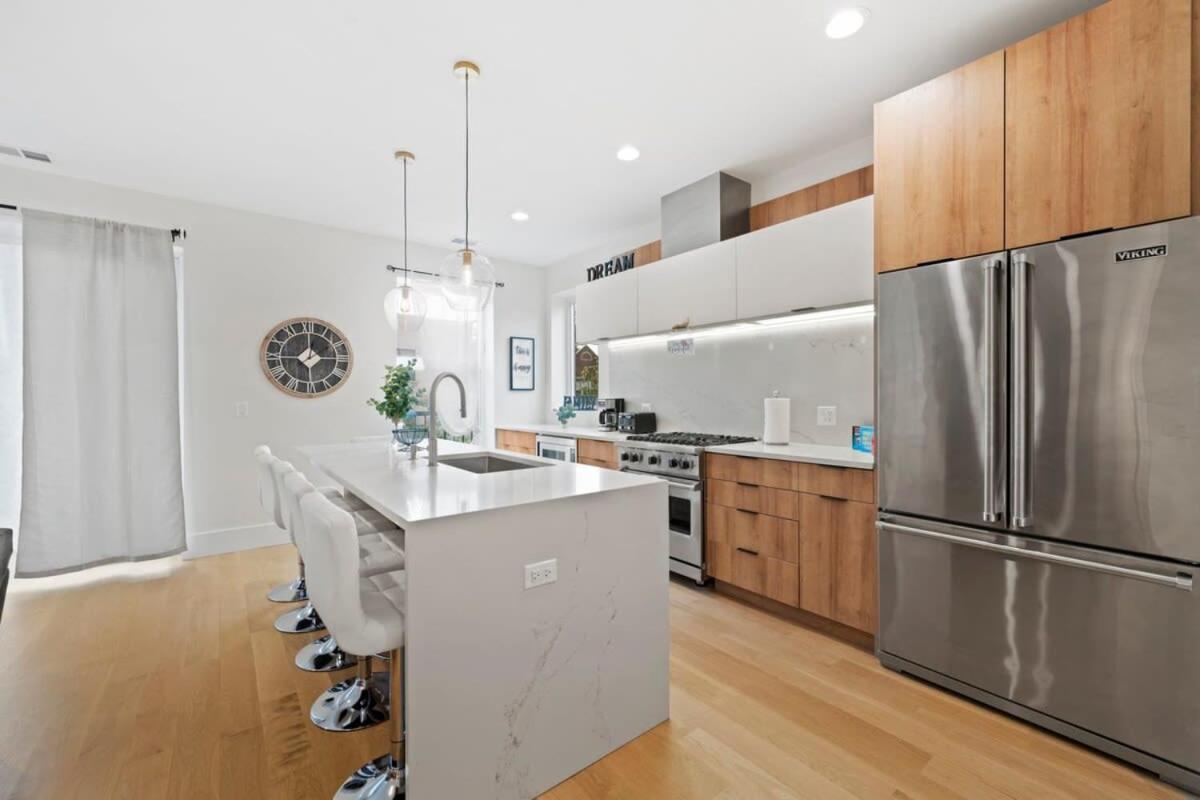 Apartment 3 Bdr Astonishing New Steps From United Center *