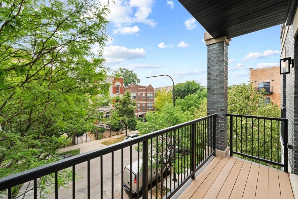 3 Bdr Astonishing New Steps From United Center Chicago