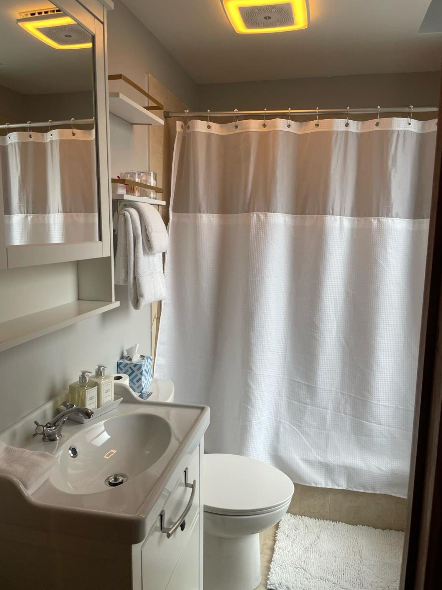 Apartment Boho Chic Studio: Lakeview, *