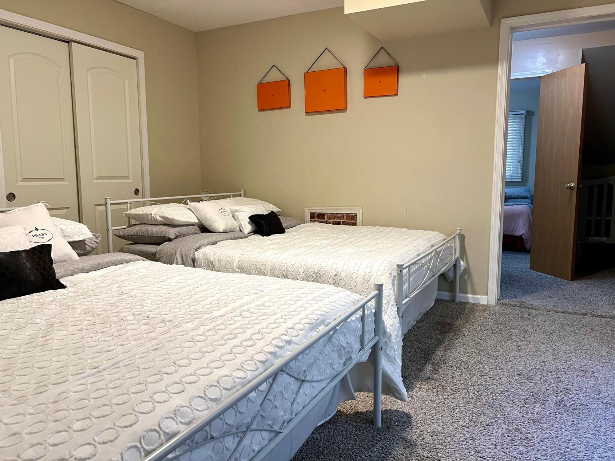 Designer Themed 4 Bedroom In Location With Patio And Fireplace *
