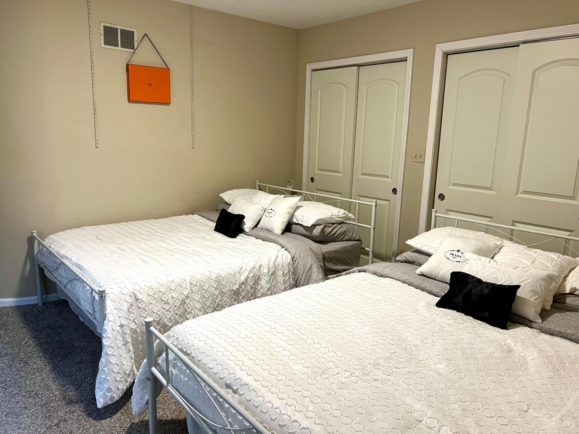 Holiday home Designer Themed 4 Bedroom In Location With Patio And Fireplace Chicago