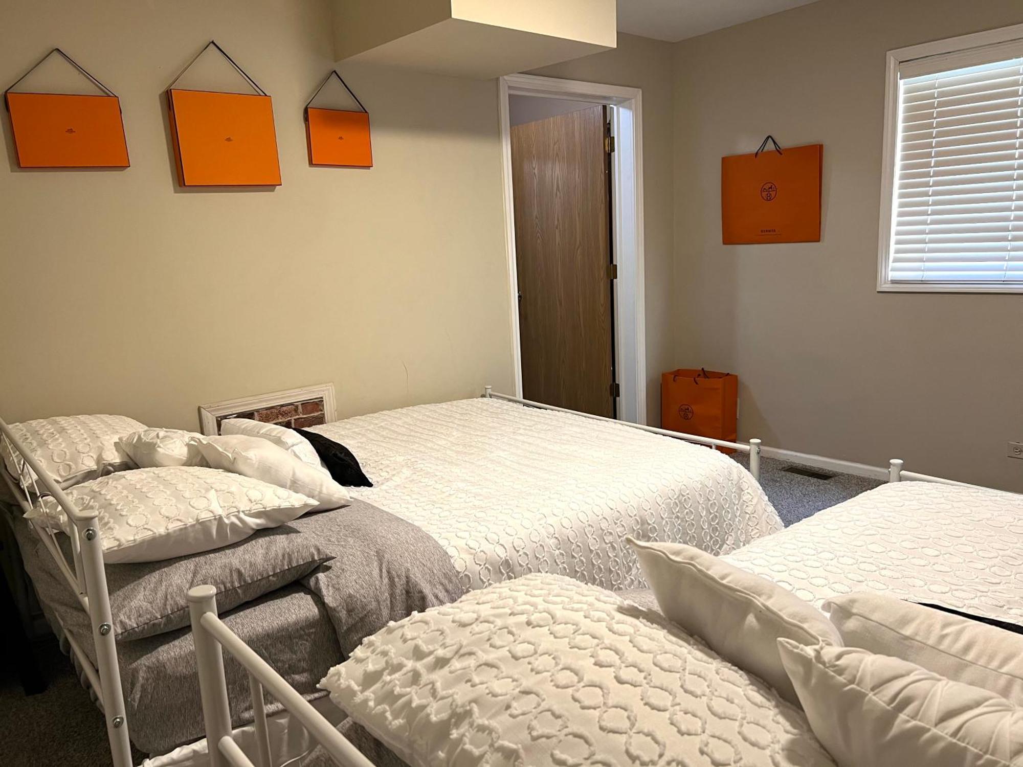 Designer Themed 4 Bedroom In Location With Patio And Fireplace Holiday home