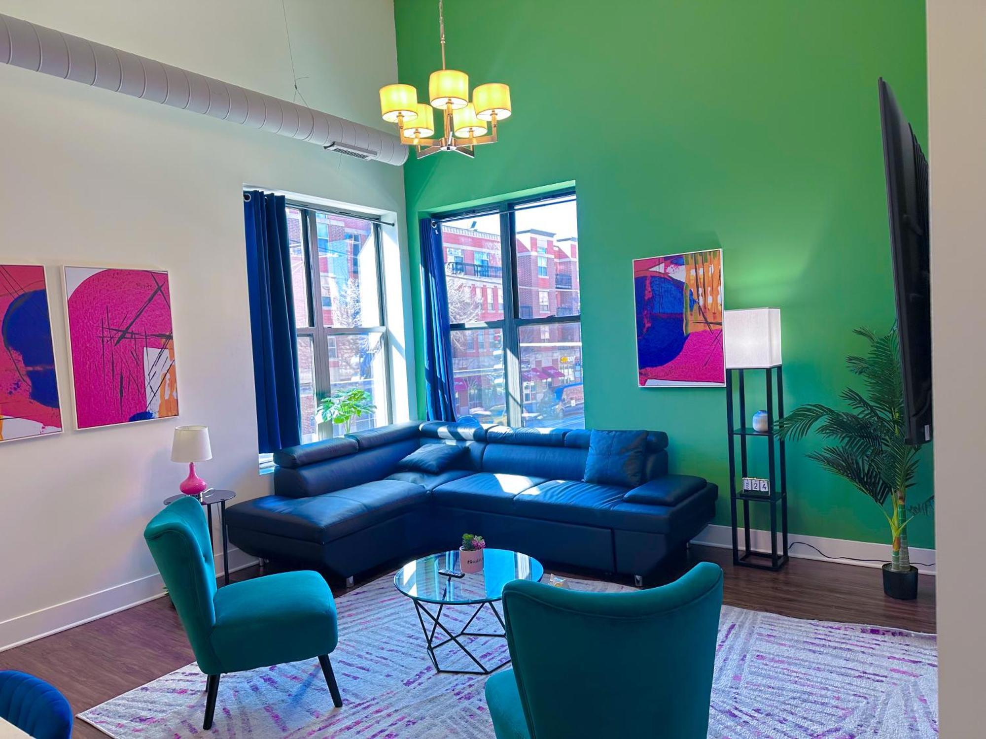 Apartment Mccormick Place 3br-2ba Unit With Optional Parking - Sleeps 8