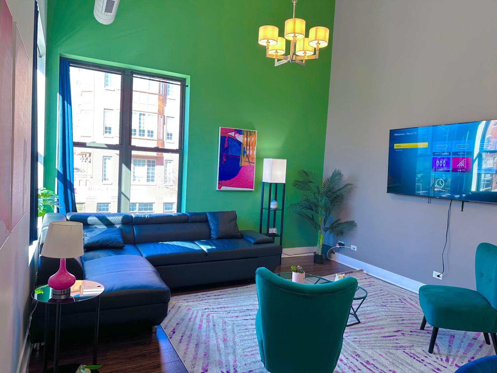 Mccormick Place 3br-2ba Unit With Optional Parking - Sleeps 8 Apartment Chicago