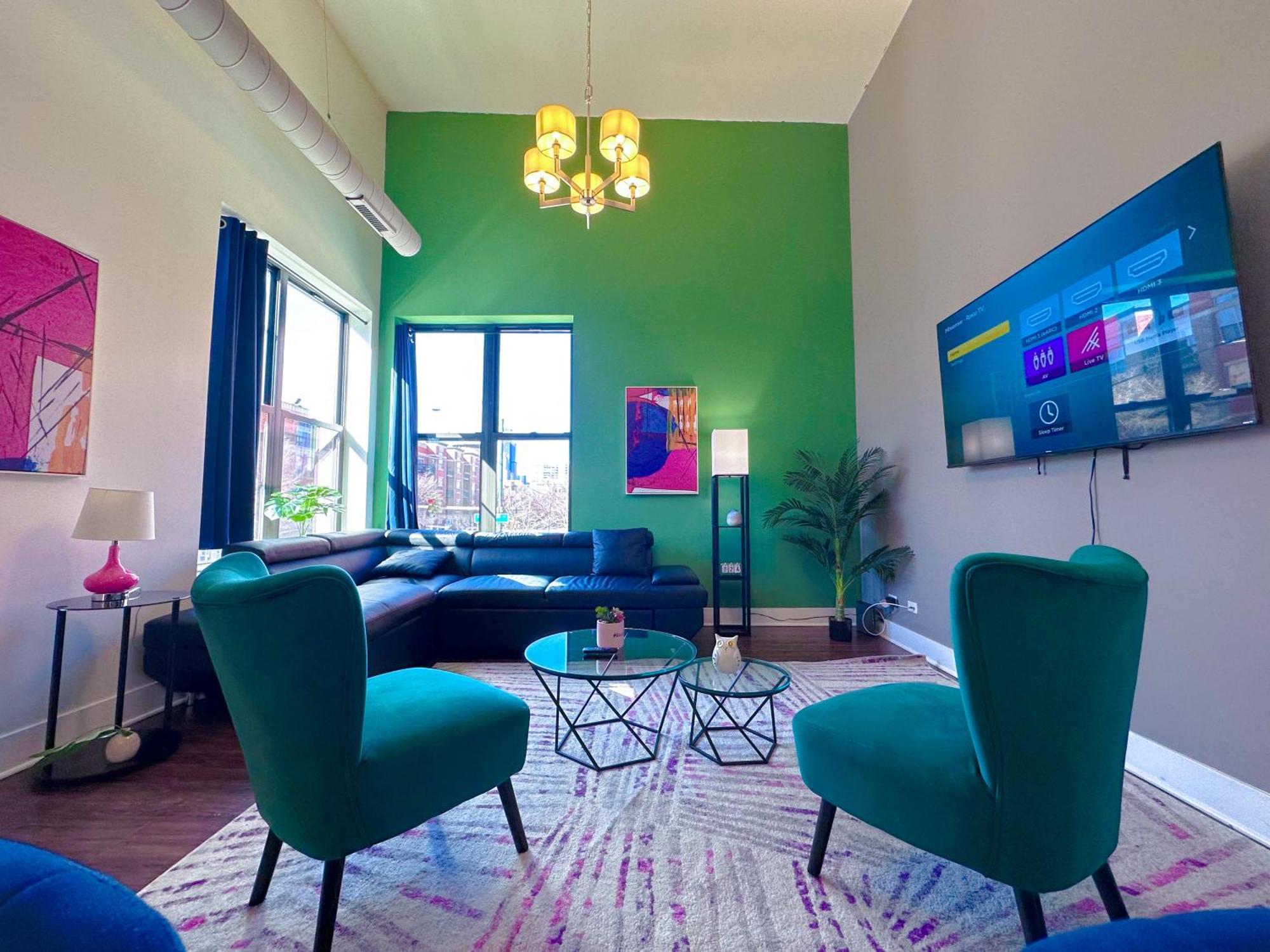 Apartment Mccormick Place 3br-2ba Unit With Optional Parking - Sleeps 8