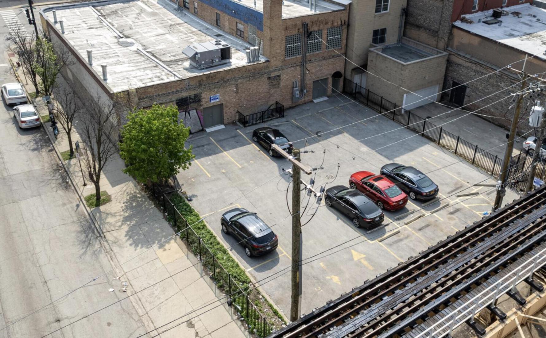Mccormick Place 3br-2ba Unit With Optional Parking - Sleeps 8 Apartment