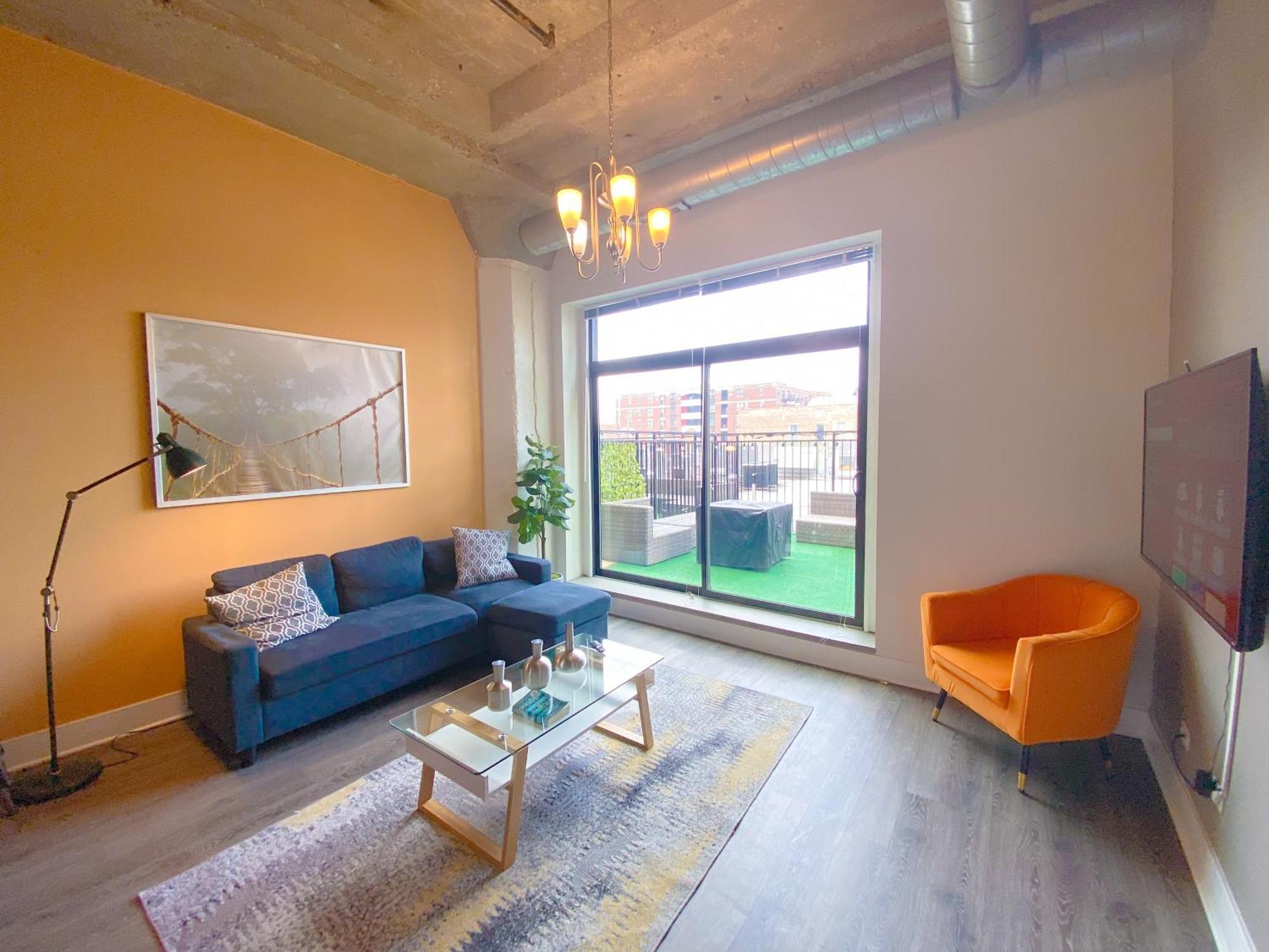 Apartment Skyline View Patio Suite: Mccormick Place 3br Retreat
