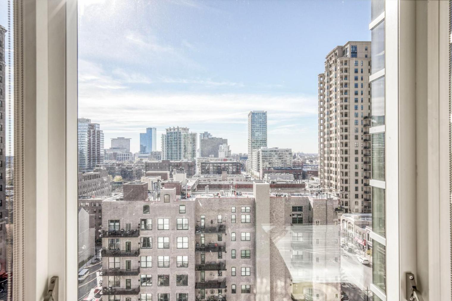 South Loop W Pool Gym Nr Grant Park Chi-856 * Chicago