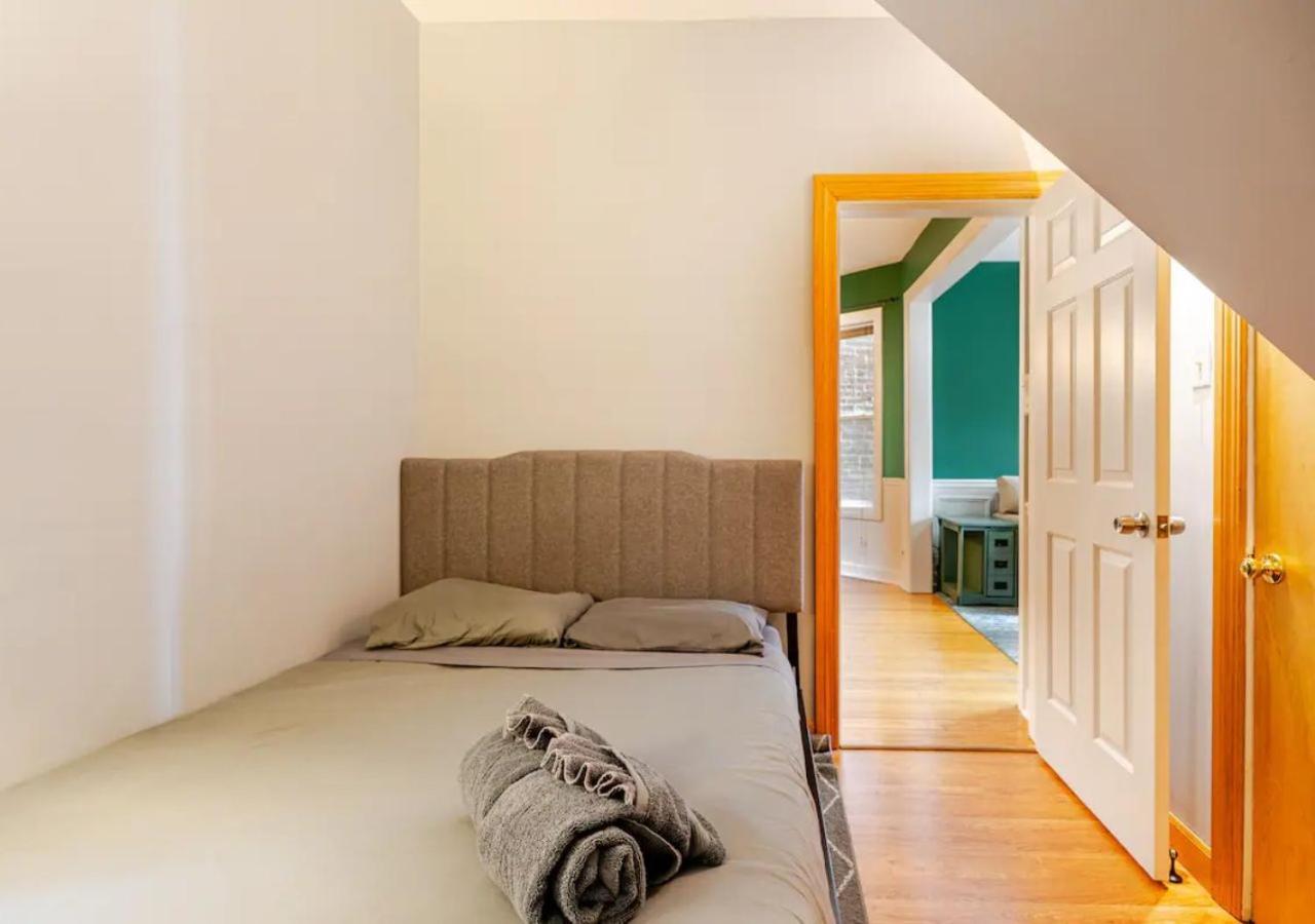 2 Bed W/ Office, Free Parking, Near Wrigley Apartment *
