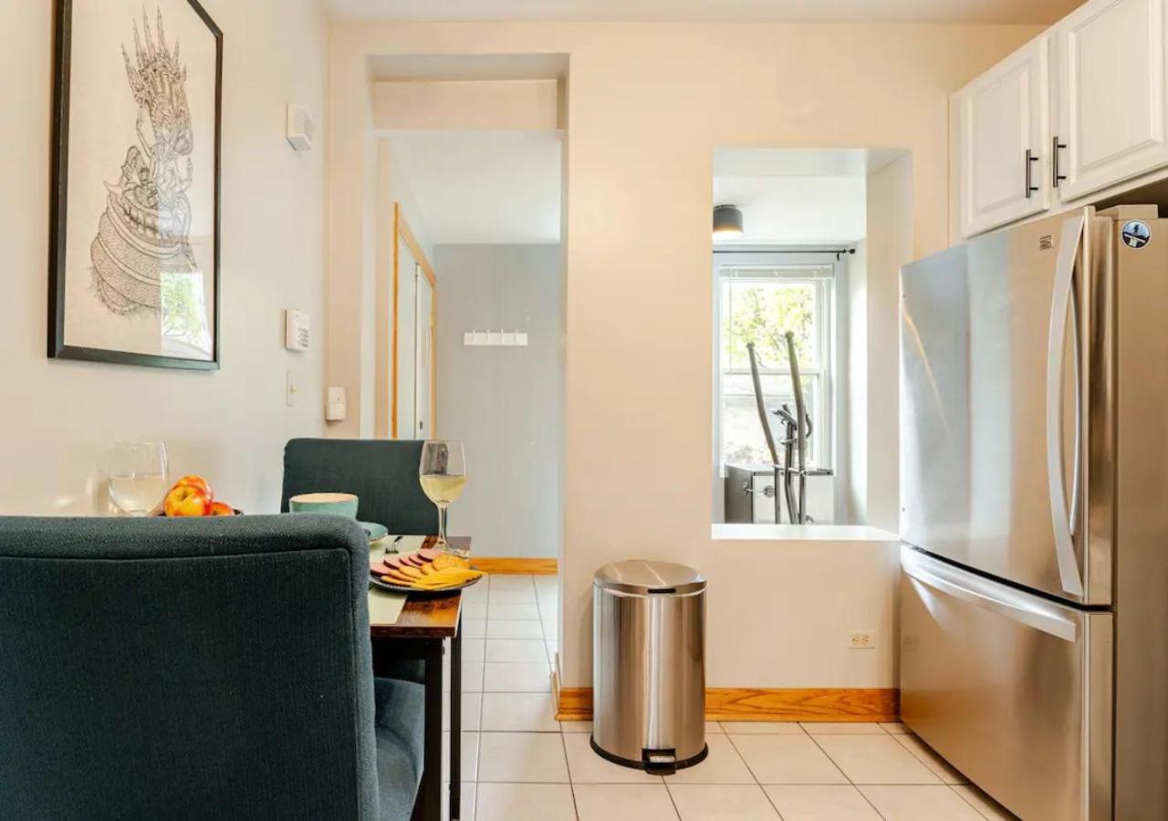 2 Bed W/ Office, Free Parking, Near Wrigley Apartment Chicago