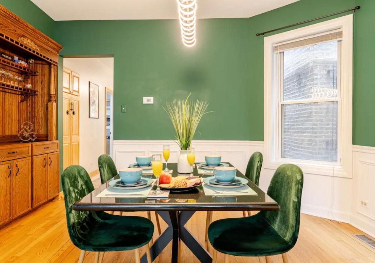 2 Bed W/ Office, Free Parking, Near Wrigley Apartment *
