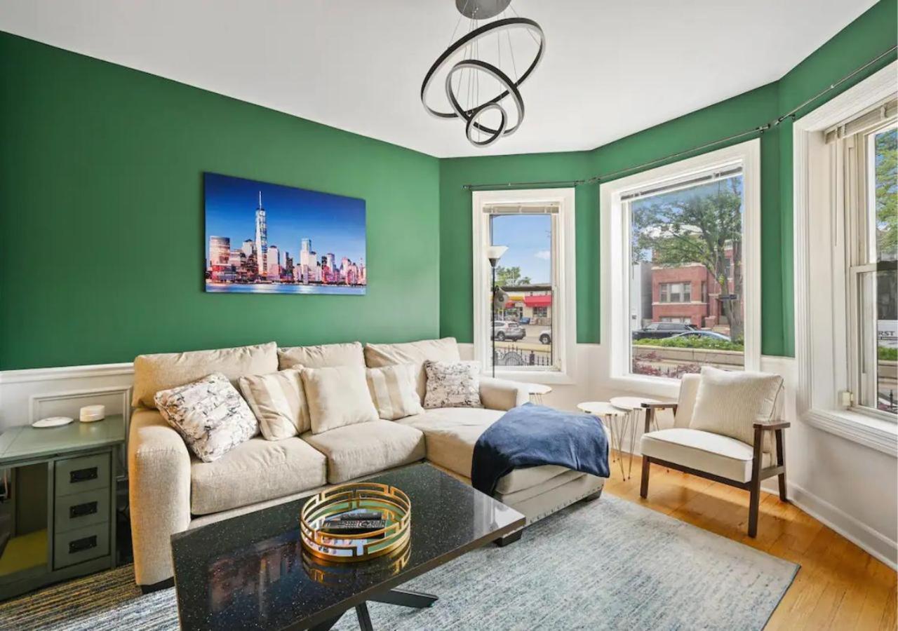 2 Bed W/ Office, Free Parking, Near Wrigley