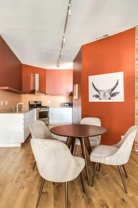 Beautifully Remodeled Second Floor Flat In River North - 2n Chicago