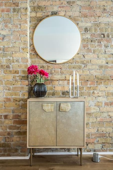 Beautifully Remodeled Second Floor Flat In River North - 2n * Chicago