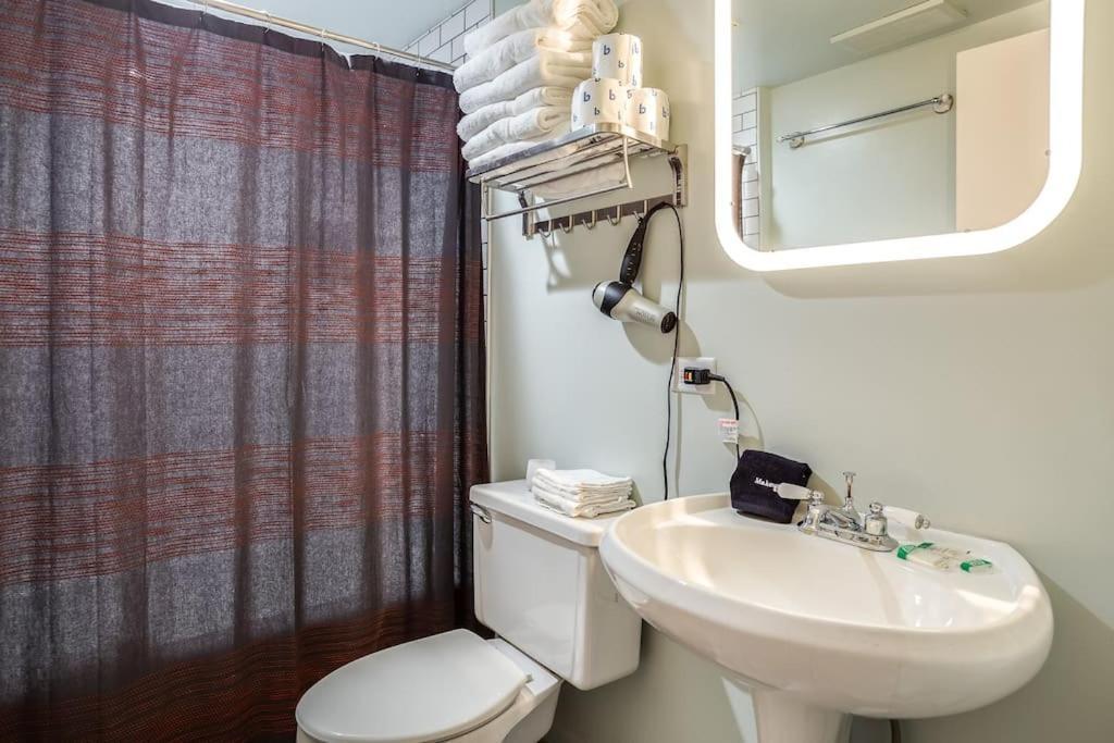 Beautifully Remodeled Second Floor Flat In River North - 2n *