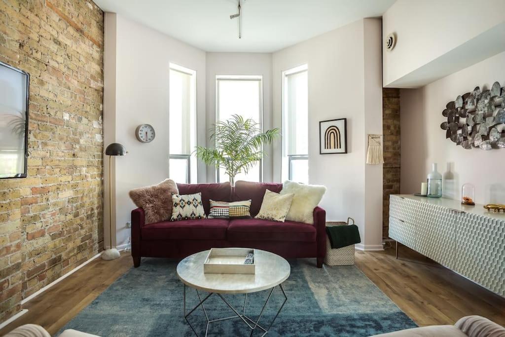 Beautifully Remodeled Second Floor Flat In River North - 2n Apartment *