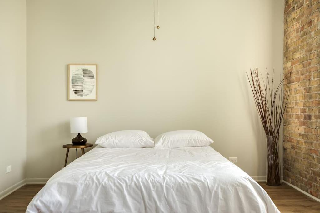 Beautifully Remodeled Second Floor Flat In River North - 2n Chicago