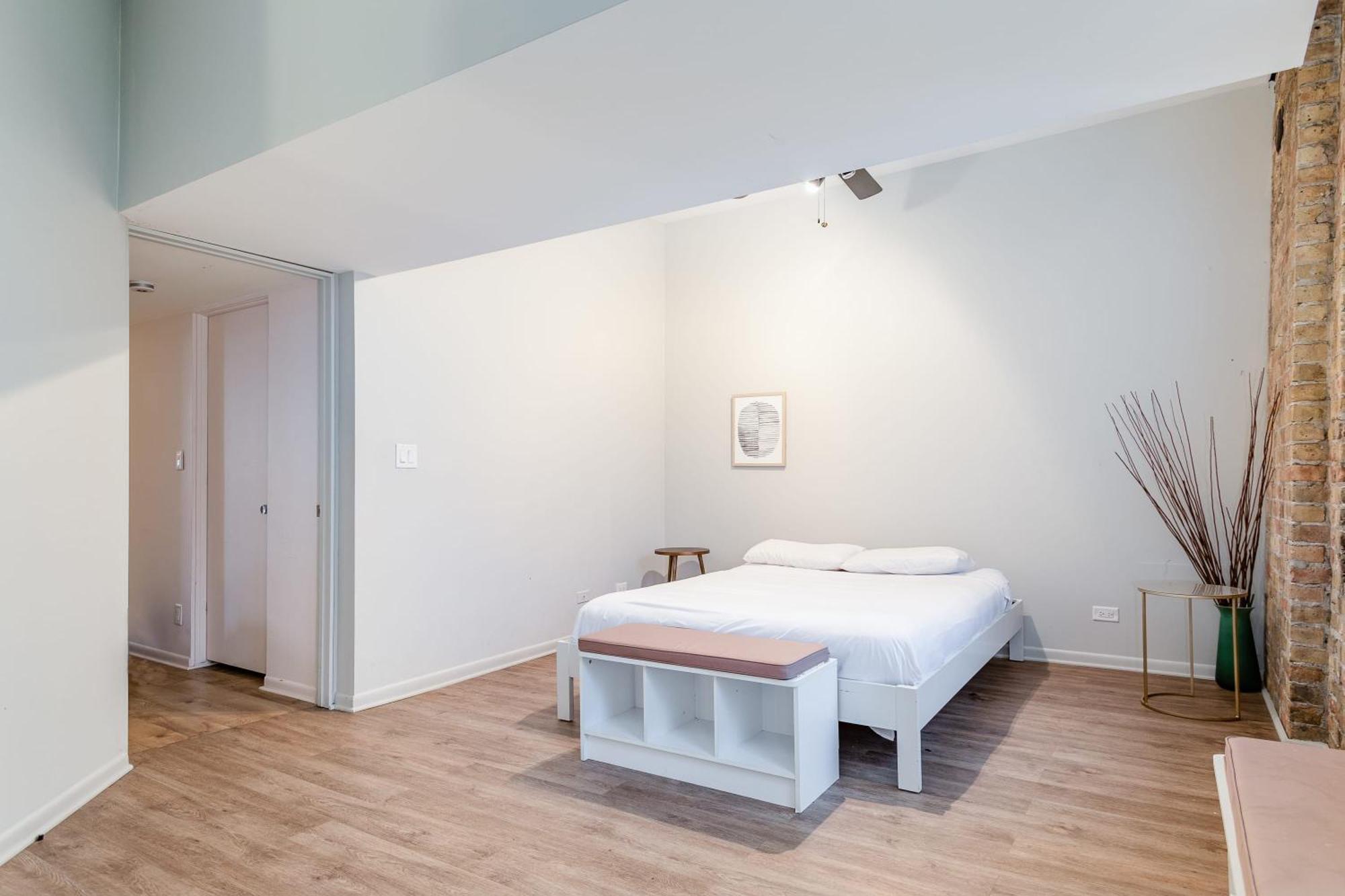 Beautifully Remodeled Second Floor Flat In River North - 2n * Chicago