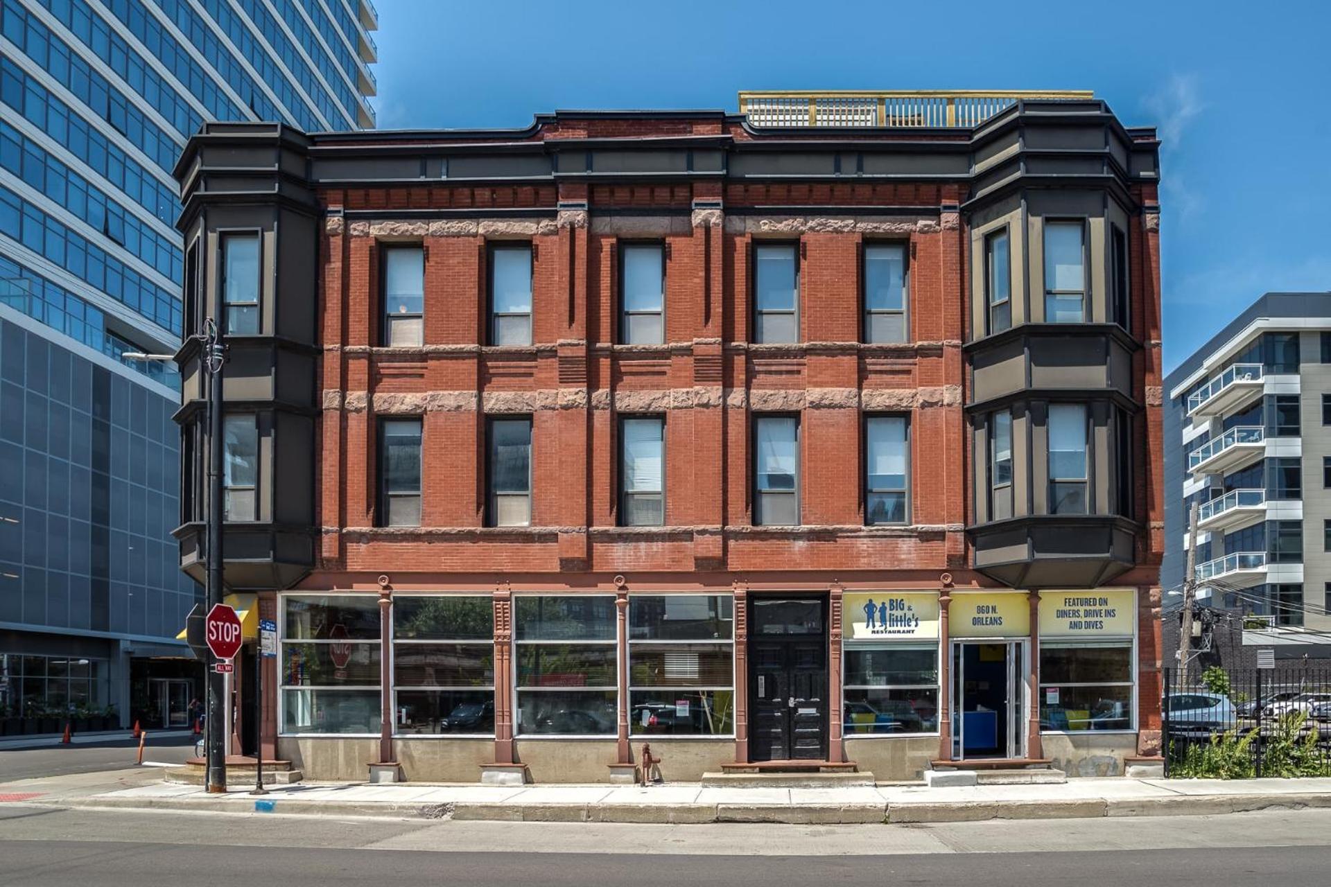 Beautifully Remodeled Second Floor Flat In River North - 2n