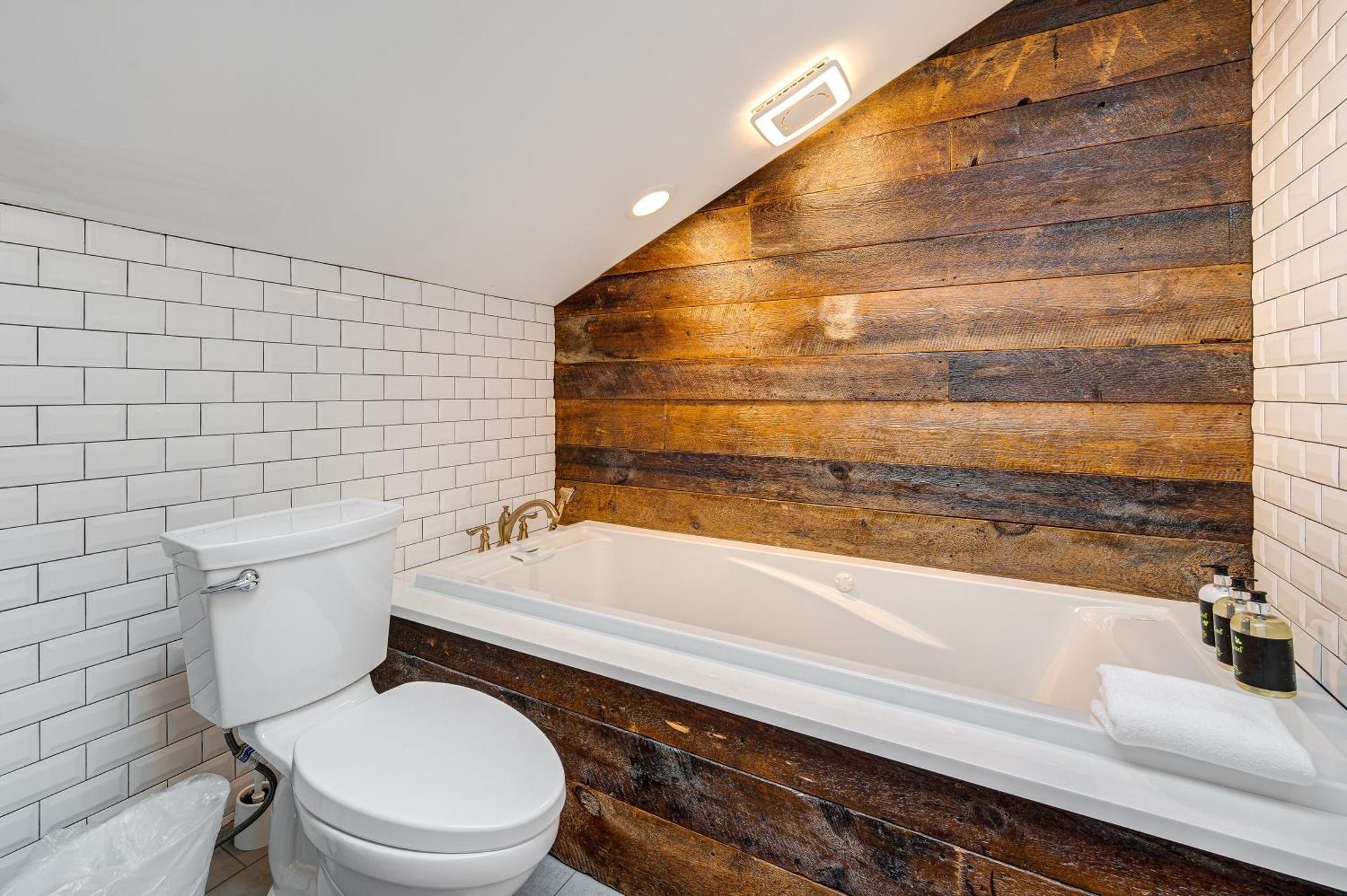 Floor In The Heart Of West Town! Perfect For Any Group And Pet Friendly! Apts Apartment *