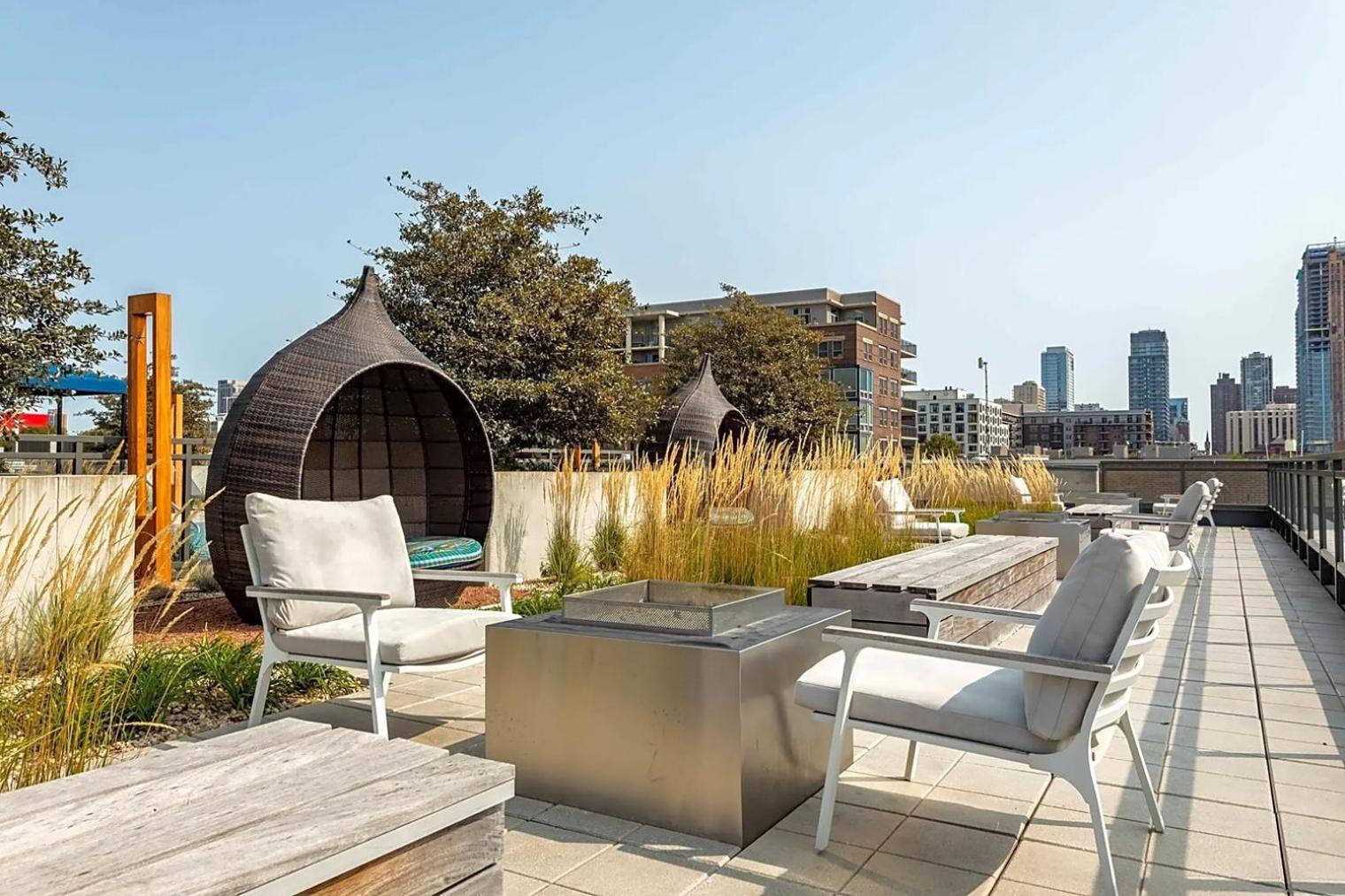 Apartment Near North 2br W Roof Gym Nr Red Line Chi-580 Chicago