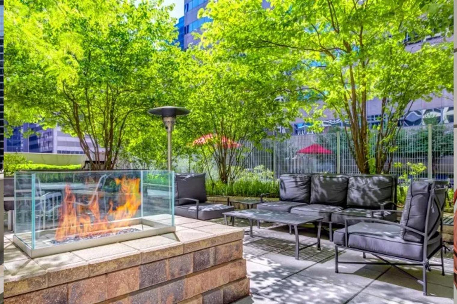 Loop W Lounge Roof Nr Riverwalk Chi-792